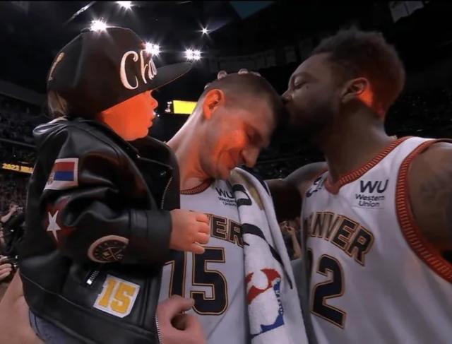 开云-掘金庆祝夺冠：约基奇狂饮酒+整蛊穆雷 马龙吻爱徒