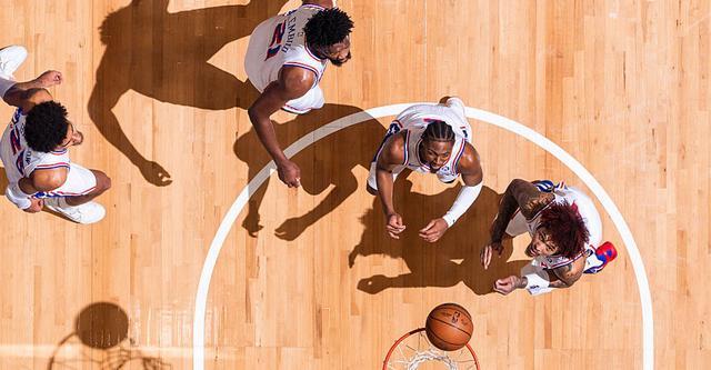 马克西33分恩比德27+8+4+2 76人轻取猛龙